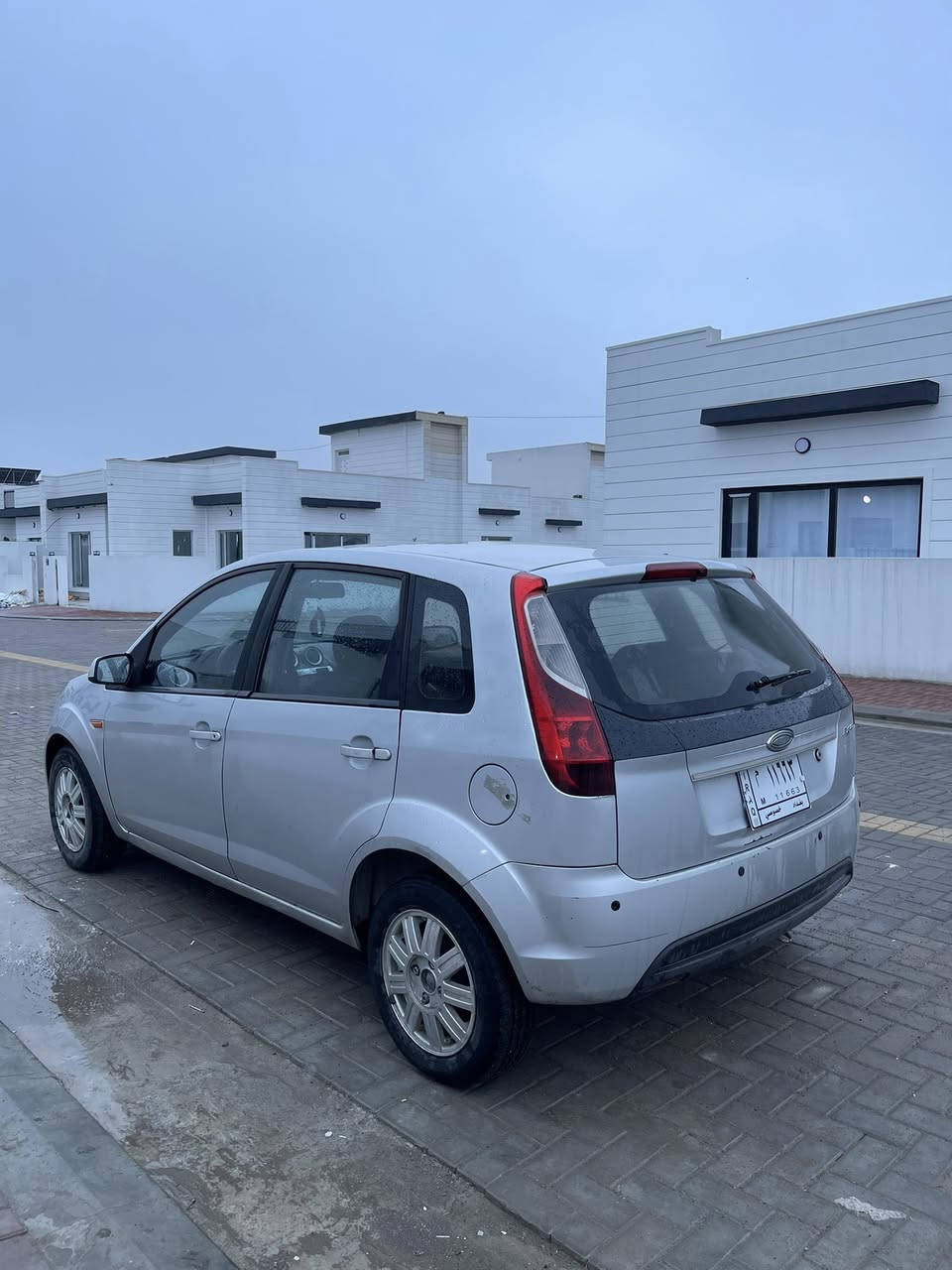 فۆرد فیگۆ ٢٠١٣
فۆرد فیگۆ 2013
ادوات - بڕاوە بڕاوە بڕاوە
گێر و مەکینە و تەبرید و حیزام بە شەرت 
یەک ٢٥٠ ی مەسرەفی تیا نیە کامل گیانی جاهیزە 
ABS 
4 تایەی لۆک 
بەس جێ موسەکانی بۆیاخە 
بەنزین زۆر کەم ئەخوا 
گێڕ و مەکینەی بێ عەیب 
سعریشی ٣٥ 
شوێن کەلار 
***********
