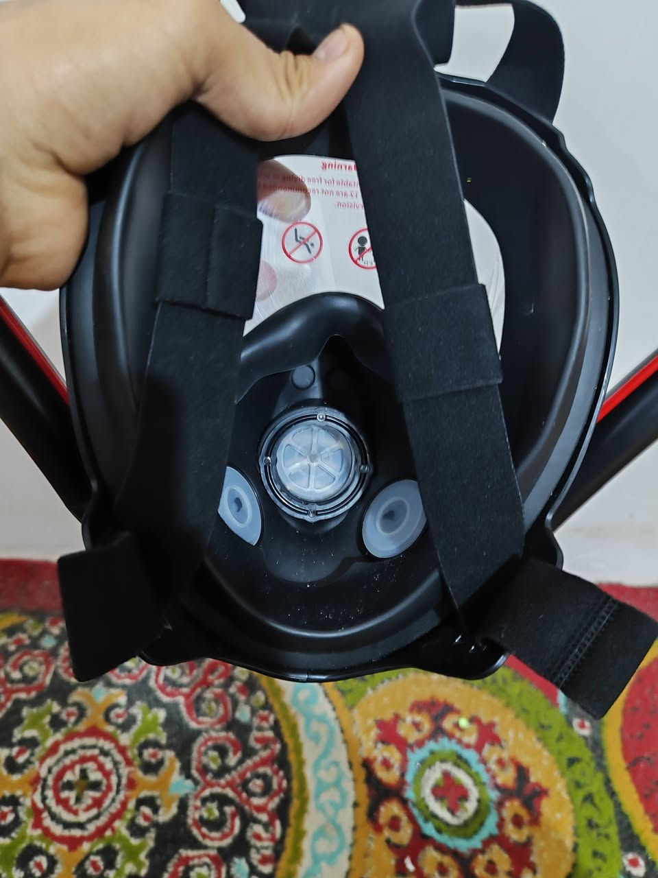 سلام عليكم        قناه غوص 
قناع الغوص الكامل (Full Face Snorkel Mask)، وهو مصمم ليغطي الوجه بالكامل للسماح بالتنفس من الأنف والفم بسهولة أثناء الطفو.
،~~~~~~~~~~~~~~~~~~~~~~~~~~~~~~~~~
تنفّس طبيعي: يتيح لك التنفس من أنفك وفمك بشكل طبيعي تماماً كما تفعل على الأرض، عكس "القصبة" التقليدية التي تجبرك على التنفس من الفم فقط.
رؤية بانورامية: يوفر زاوية رؤية واسعة جداً تصل إلى 180 درجة، مما يعطيك شعوراً أفضل بالمحيط تحت الماء.
نظام منع الضباب: مصمم بقنوات تنفس منفصلة (دخول الهواء من جهة وخروجه من جهة أخرى)، مما يقلل بشكل كبير من احتمالية تشوش الرؤية بالضباب الناتجة عن أنفاسك.
كرة الطفو (Dry Top): الأنبوب يحتوي على كرة صغيرة تغلق الفتحة فور غمرها بالماء، مما يمنع دخول الماء إلى القناع إذا غطست برأسك قليلاً.
حامل كاميرا: كما يظهر في الصورة، يوجد مثبت في الأعلى لتركيب كاميرا (مثل GoPro) لتصوير مغامراتك دون الحاجة لإمساكها بيدك.
~~~~~~~~~~~~~~~~~~~~~~~~~~~~~~~~~

سعر 25

قطعه وحده 

صوندات هوه عدد 2

مكان حسينيه 
رقم ***********
ما عندي توصيل
