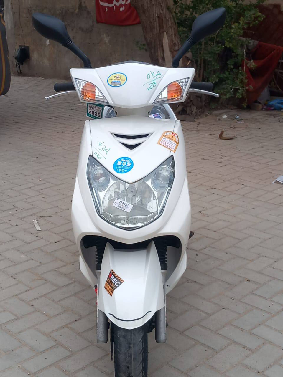 السلام عليكم دراجه سكنس فحل للبيع دراجه مقفوله كفاله عامه من الكهربائيات والماكينه مقفولات السعر ب 850 بها مجال***********
