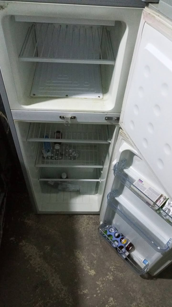 ثلاجه ديكو جديدة مستعمل شهر واحد تبريدها ثلج أو تجميد فول   مستعجل ع البيع     سعر 75 
مكاني شعب 
***********
