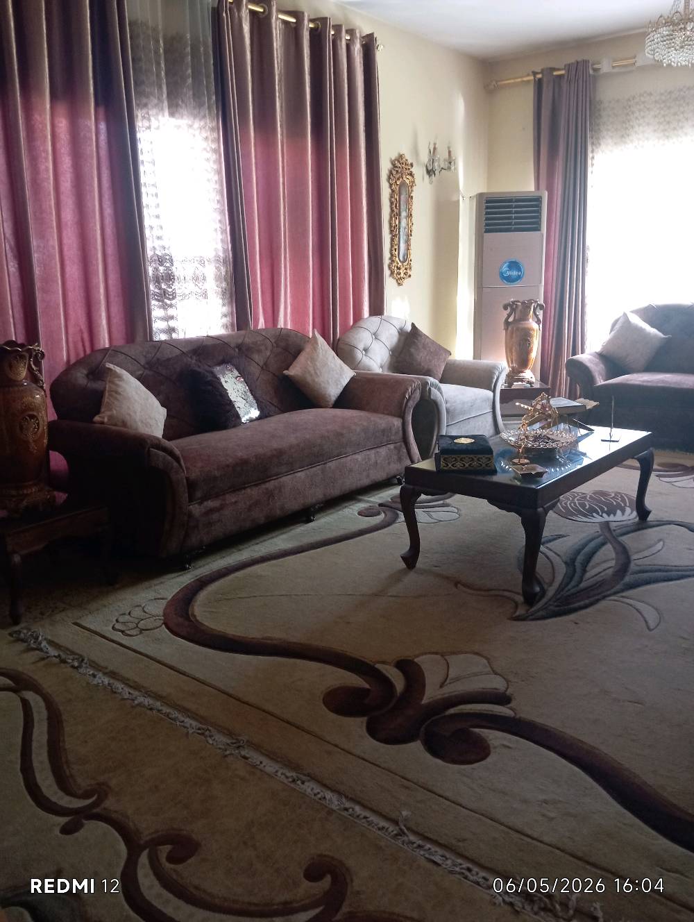 غرفة استقبال كاملة طخم وزوالي ٢ كبار وبردات شبابيك ثنين ٣ متر كل شباك وطبلات سيتلت ثنين