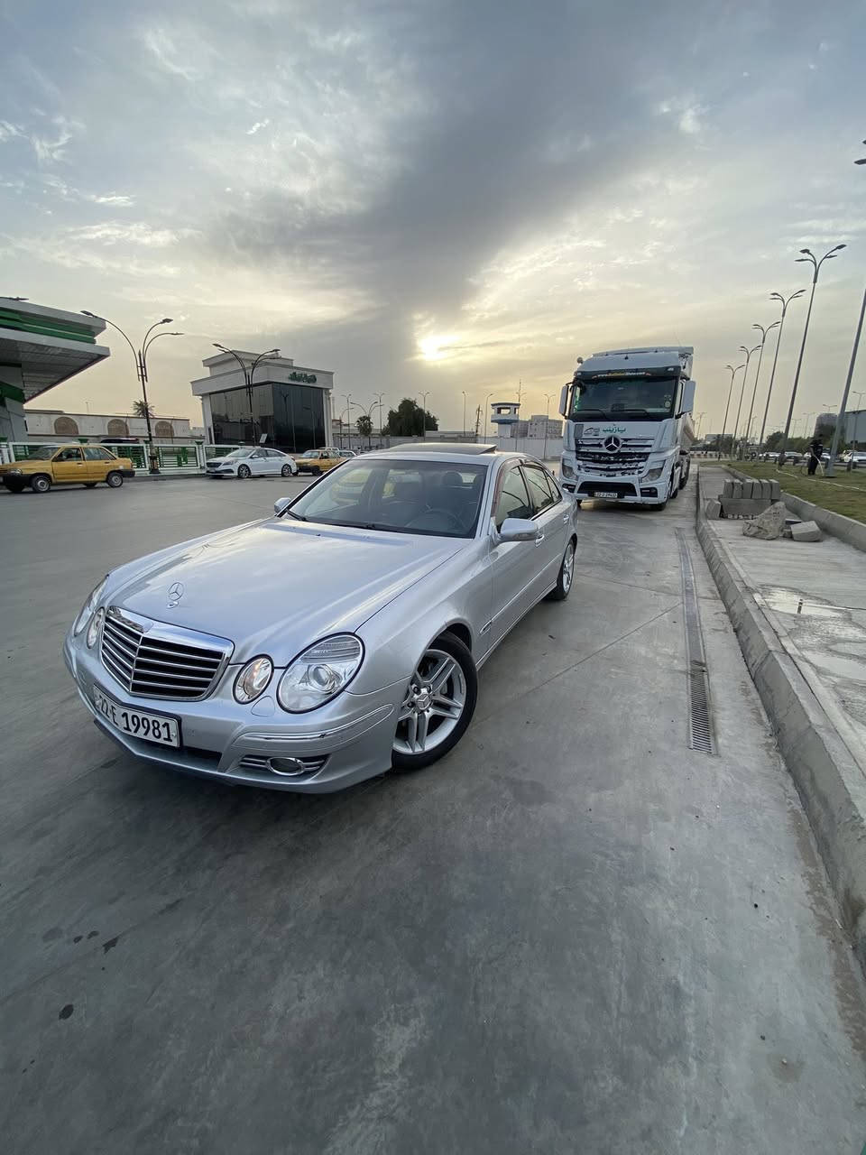 ‏ Mercedes-Benz  eligans E350 2008 
W211 

-------------------------------------
#السعر علق  تم يوصلك خاص 
‏
#رقم الهاتف : ***********

#رقم السيارة : اربيل 22 تحويل مباشر

#مكان السيارة : بغداد  
-------------------------------------
سلام عليكم 
للبيع 
مرسيدس ام عيون W211 موديل 2008 E350  اليجنس وارد خليجي بدون ضربه بدون صبغ فقط دعاميه رقم اربيل سنويه 2028 تحويل مباشر هزه جديده 
سونار موجود للسياره كذلك 
مواصفات
1_ بصمة⁩
2_محرك  +كير  مكفولات ⁦⚔️⁩
3_تبريد ثلاث قطع ❄️⁩
4_كروز سرعة🔒 
5_ كشنات جلد ⚔️⁩
6_مراية داخلية+جانبة عاكسة ⁦🔍
7_تحكم ستيرن ⁦⚔️⁩
8_ شاشة جبيرة  ⁦🖥️⁩
9_ تلفون 📞
10_تجاوي خلفية كهرباء ⁦⚔️⁩
11_حساسات خلفية ⁦⚔️⁩
12_ انارة ليلية داخلية⁦⚔️⁩
13 انارة ترحيب💡 خارجية  ⁦⚔️⁩
14_شاشة اعطال💬
15_كشنات كهرباء ⁦⚔️⁩
16_لايت زنون بلادي 💡
17-بتخم تايرات جديد
18_  صدر امامي وخلفي💯
19_سستم صوت harmen kardon ⁦⚔️⁩ 
20_ويل 17 AMG بلادي الماني.
21_ تدفئة كشنات          
22_صدر امامي خلفي جديد ⁦🛠️⁩
23_حساس مطر💦
24_سلايت 
 
------------------------------------
