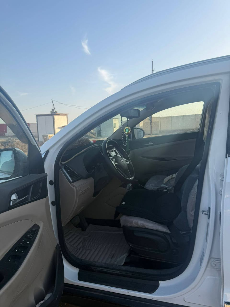 السلام عليكم توسان للبيع 2016 خليجي سياره جاهزه من كل نواحي مناقصها شي بيها بنيد صبغ وشبر باب وجاملغ خلفي شبر  رقم بغداد مكانها ناصريه قضاء لصلاح سعرها 145 وبيها مجال ***********
