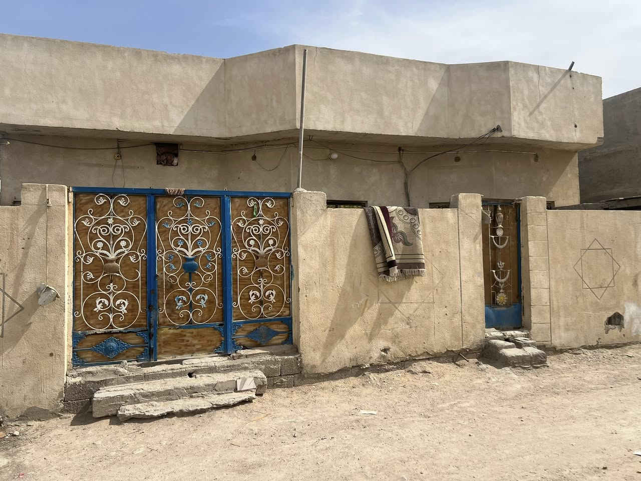 سلام عليكم بيت البيع البصره زبير الدواجن ثاني بيت علا شارع تصوير واضح تاريخ بناء2020مساحه 300متر تفاصيل واضحه 
سعر 38مليون بي مجال بيع مستعجل بسبب ضورف رقم الهاتف ***********
