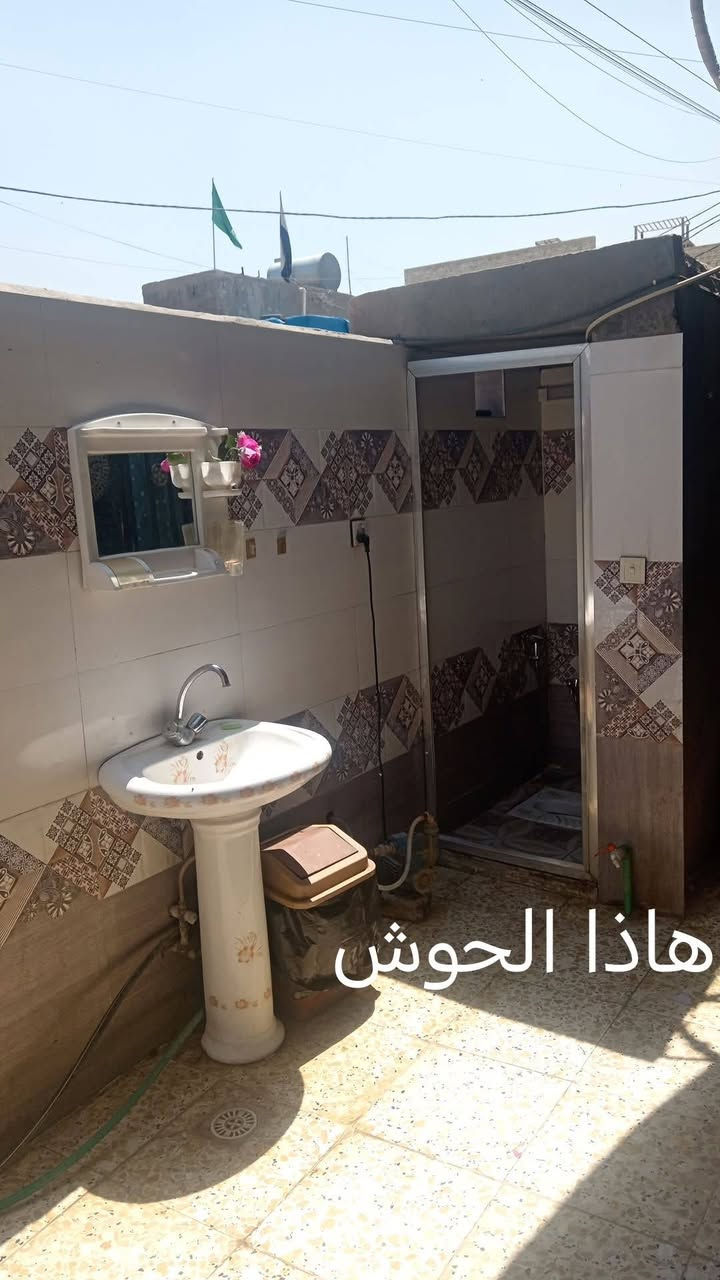 من رخصت ابو البيج عندي بيت للبيع بناء جديد نضيف كاشي سيراميك ماي كهرباء كله متوفر المكان حي البتول الزراعي مشمول طابو  مساحه 80متر سعره 65 ***********
