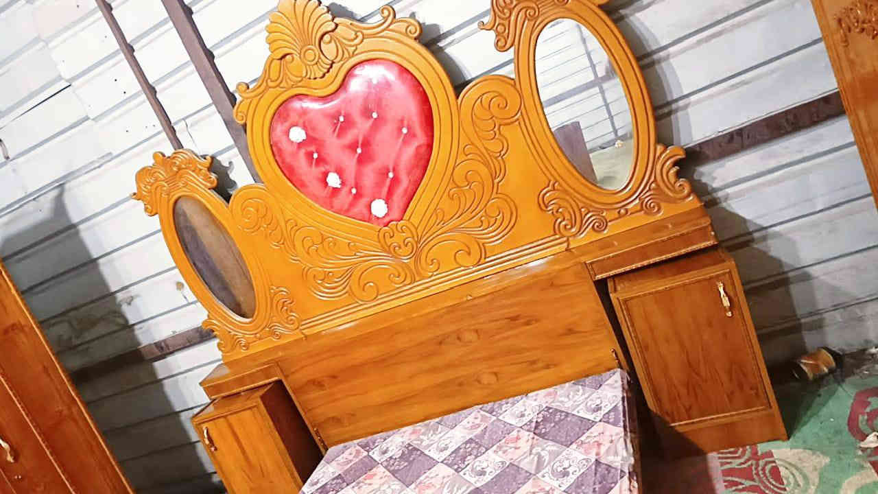 غرفه اخشاب للبيع خمس ابواب ملحق نضيف زاويه كنتوريه السعر 550 الاتصال على الرقم *********** بغداد متواجد واتساب وعندي توصيل بكروه
