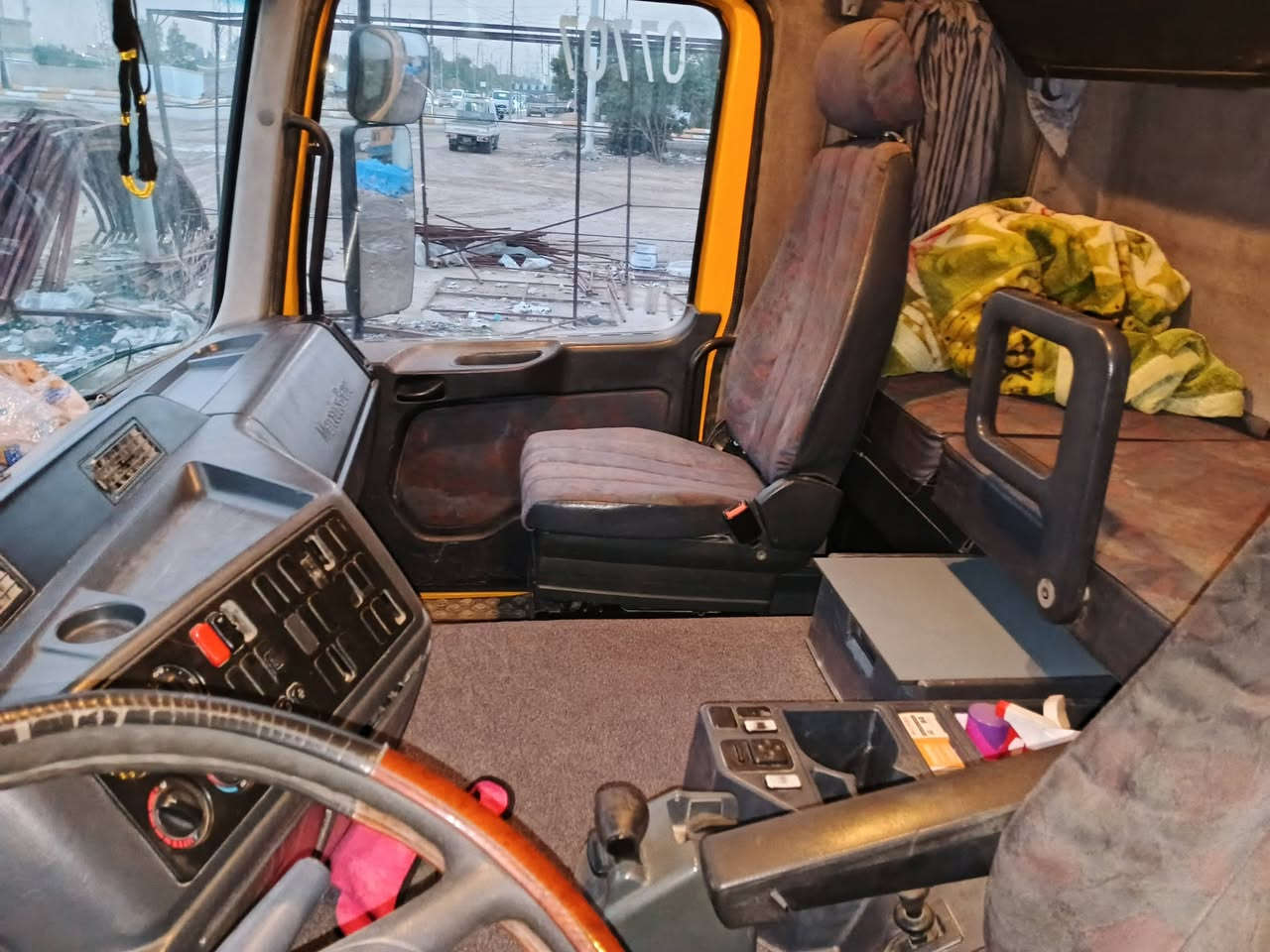 السلام عليكم 
أكتروس ميكا موديل 2001 حجم 1843
رقم كركوك الإنكليزي3لوحات سنويه لغايه 2028
مربوطه فلات ذات جوانب متحركه 4 محاور 
للاستفسار الاتصال على الرقم 
***********
