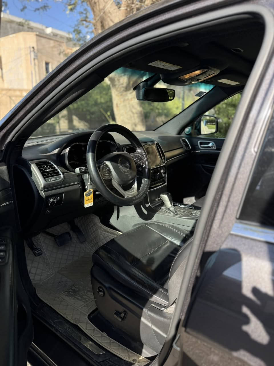 سلام وعليكم جيب (LIMITED) 2020 وارد امريكي السعر 215 حادثهة سطحي بدون اي دواخل شاصي ولغد وداوخل مكفوله مكينه وكير برغي ممفتوح بيهة ماشيه 40ml استعمال شخصي السياره بل كارتون ولاكلوب مشتغل بل دشبول وتخم تاير وصدر شركه تهم تاير جديد بيهة البنيد والجاملغ كلير بدون دواخل سياره جديده حته بارد مابيهة السياره احلى من الصور المواصفات فول فتحه 4*4 كشنات جلد رادار جنطه كهرباء تشغيل عن بعد زنون داخل اسود ملكي كشنات جدد ماوس ٤ وضعيات قياده جبلي ورملي وثلجي وصخري بعد بيهة هواي مواصفات مكاني بغداد حي الاطباء ***********
