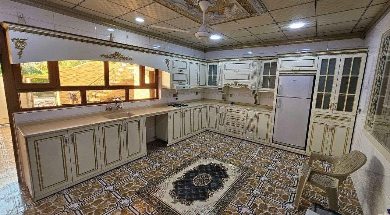 موديل ملكي كلاسك
داخل المنيوم الابواب خشب اج دي اف تركي 
قياس 4 امتار و١٠ مع فاترينه 
وسنك 4 امتار و75 سم كامل مرمر 
وياه طباخ ومرشحه فقط 
للستفسار ع خاص او واتس ***********
