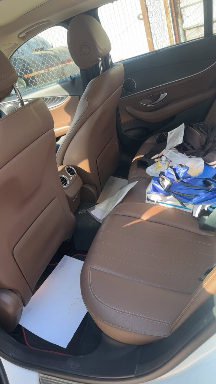 السلام عليكم مارسيدسe300 ٢٠٢٣ كت اي ام جي اصل الكترك ماشيه ٣٢ الف بيهه صبغ جاملغ وصندوق خلفي السياره فول وجديده جدا *********** مكان السياره حي الخضراء
