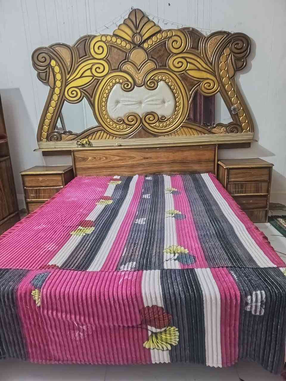 غرفه اخشاب صاج نضيفه كلش عوزه بس يدات ممصبوغه ولا ملمعه السعر 650وبيها مجال *********** غرفه جديده بس تصوير ضالمها
