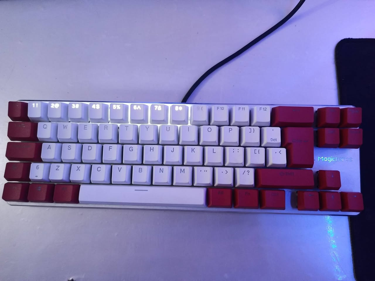 للبيع كيبورد ميكانيكي حجم 68 من شركة magicforce سعره 30 توصيل موجود 
التوصيل 
***********
