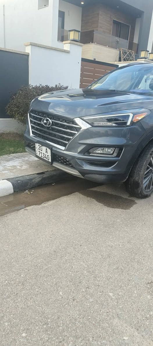 توسان 2021
_محرك 2500 وارد امريكي 
_ماشية 32 الف ميل حقيقي 
_ظربت امريكا الصندوق وراجع ع البارد وصبغ في امريكا المصنع 
_صارلها حادث في العراق الجاملغ الي جهة السايق ومتعدل ع بارد بكد كف الايد 
_طخه بسيطة في الجاملغ الايمن 
_ مع شخط  في الباب الايمن تقريبا  شبرين
السيارة حيل نظيفة صارلها سنتين عندي
الرقم ديالى 
التواصل ع الخاص او  ***********
