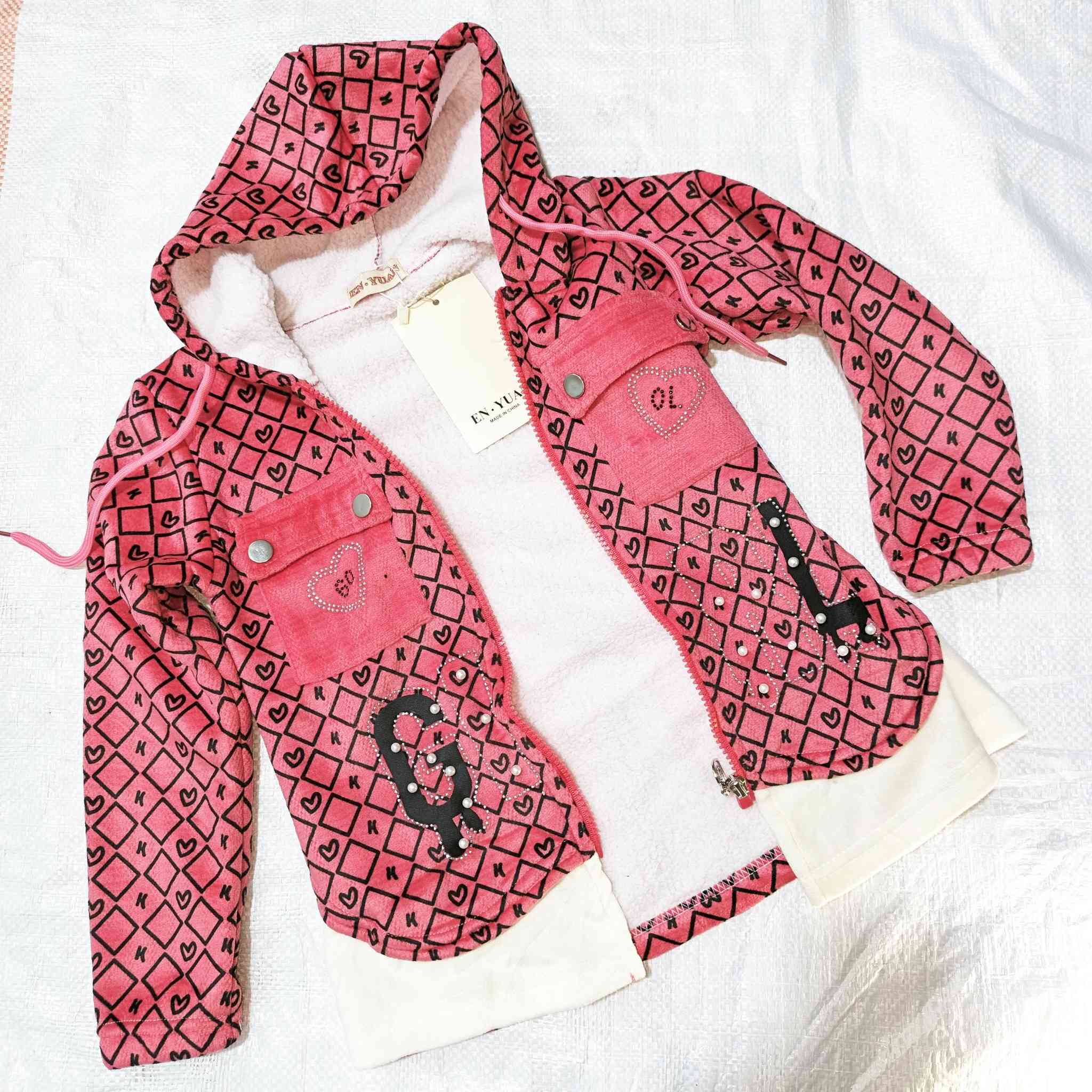 تراك بناتي قديفة سحاب، خامة ثقيلة مبطنة.
آخر قطعة متوفرة لدينا 
قياس 8 
السعر 5000 
يوجد توصيل


**إذا كنت صاحب هذا الإعلان وتريد حذفه لأي سبب، رجاءا أرسل رسالة إلى الدعم الفني**