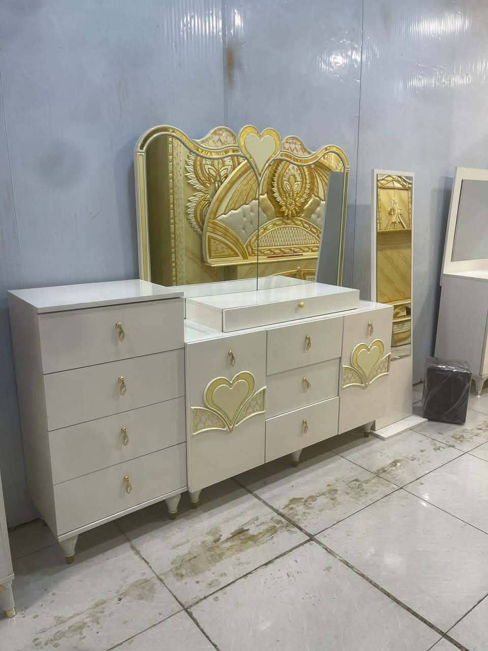 غرفه للبيع نضيفه جدا 
فول نضافه 9 قطع 750 حجز واتساب فقط ***********
