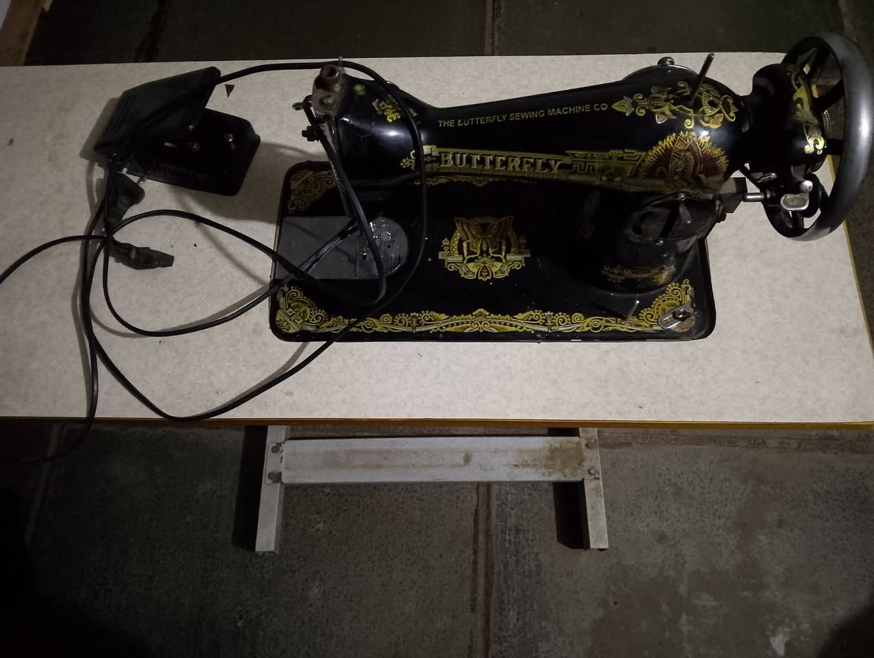 سلام عليكم مكينة خياطه البيع مكينه حلوه ونظيفه سعر مكينه 75 والميز 20 مكان ابغداد شعله ‏‪***********‬‏
