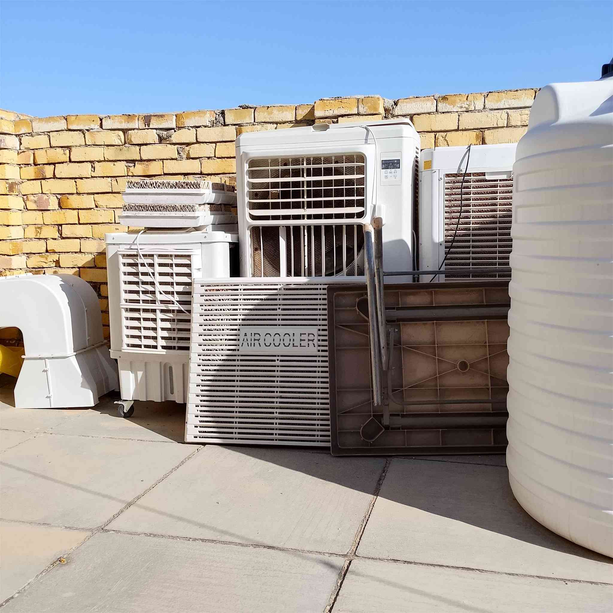 السلام عليكم من رخصه صاحب الكروب غراض للبيع استعمال كلش نظيف مبردات إثنين جدد استعمال شهر واحد للاتصال ***********حله ورديه داخل
