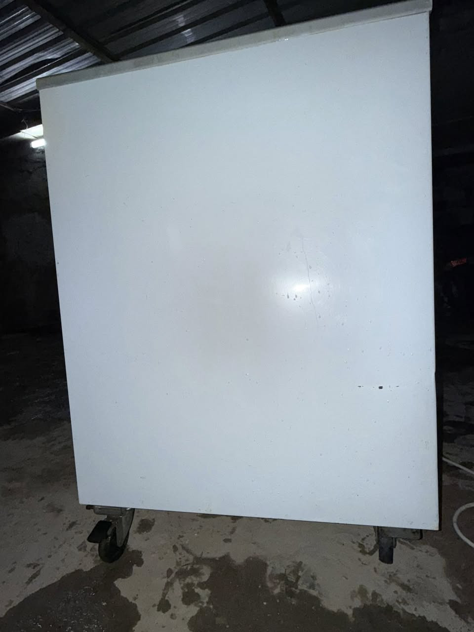 السلام عليكم 
عارضه مجمده للبيع 
الطول متر و 30 العرض 60 
االسعر 350 وبيه مجال 
العنوان : بغداد الشالجيه قرب نادي الزوراء 
*********** التواصل واتساب فقط .
