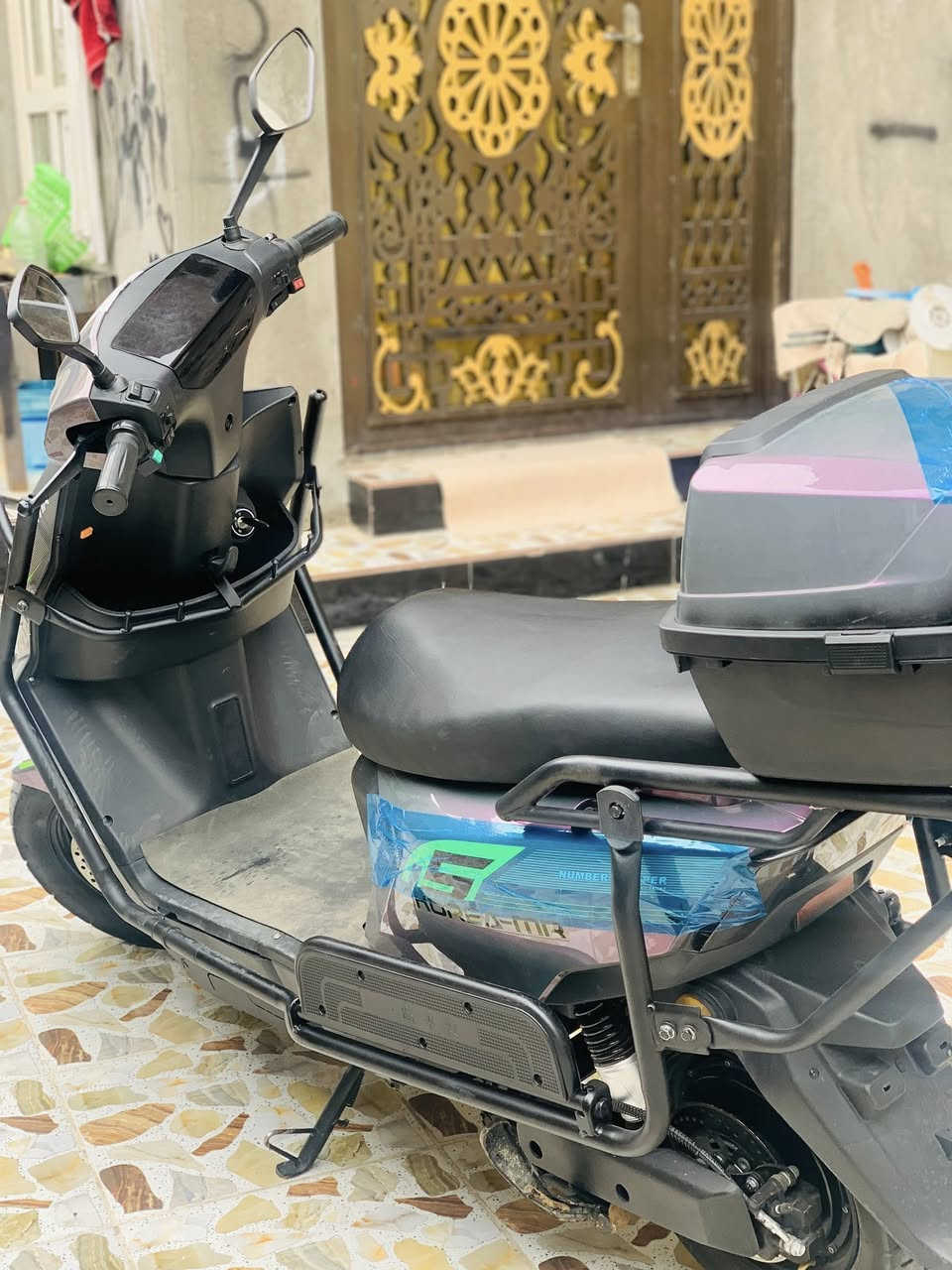 سلام عليكم ماطور شحن للبيع نوع شبح من شركة ((KOREA-MR)) موديل ((2025)) بعدة جديد مستعمل شي قليل جدا  لون مميز جدا الماطور كامل مكمل شغل وطلع بطاريات 🔋 كلهن شرط الفحص كلهن على الفحص الماطور شخط مآبي كهربائيات كلها شغالة هورن نشرات مرايات دبل اشاير إشارة يمنة يسرة لايت زنون عالي ناصي بلوتوث بي نظام البك R يعني يرجع ليورة بي نظام الP للحماية جنطة جبيرة مع جنطة إضافية 6 بطاريات 🔋 على الفحص وين مايعجبك لدات ويا خوذة ⛑️ الماطور كامل من كلشي شغل واطلع السعر 550 وبي مجال للطيبين وللشراي المكان الأنبار الرمادي / الرقم *********** تحياتي للجميع
