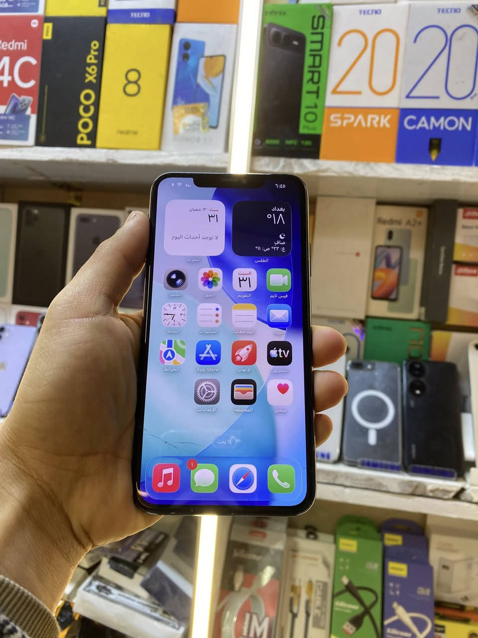 ايفون 11برو ماكس 
ذاكره 256
بطاريا 100
نموذج M
شاشه 🧪بيها فطور بسيطه ما ماثره 
السعر 190 اخو البلاش
للبيع او للمراوس
للتواصل ***********
