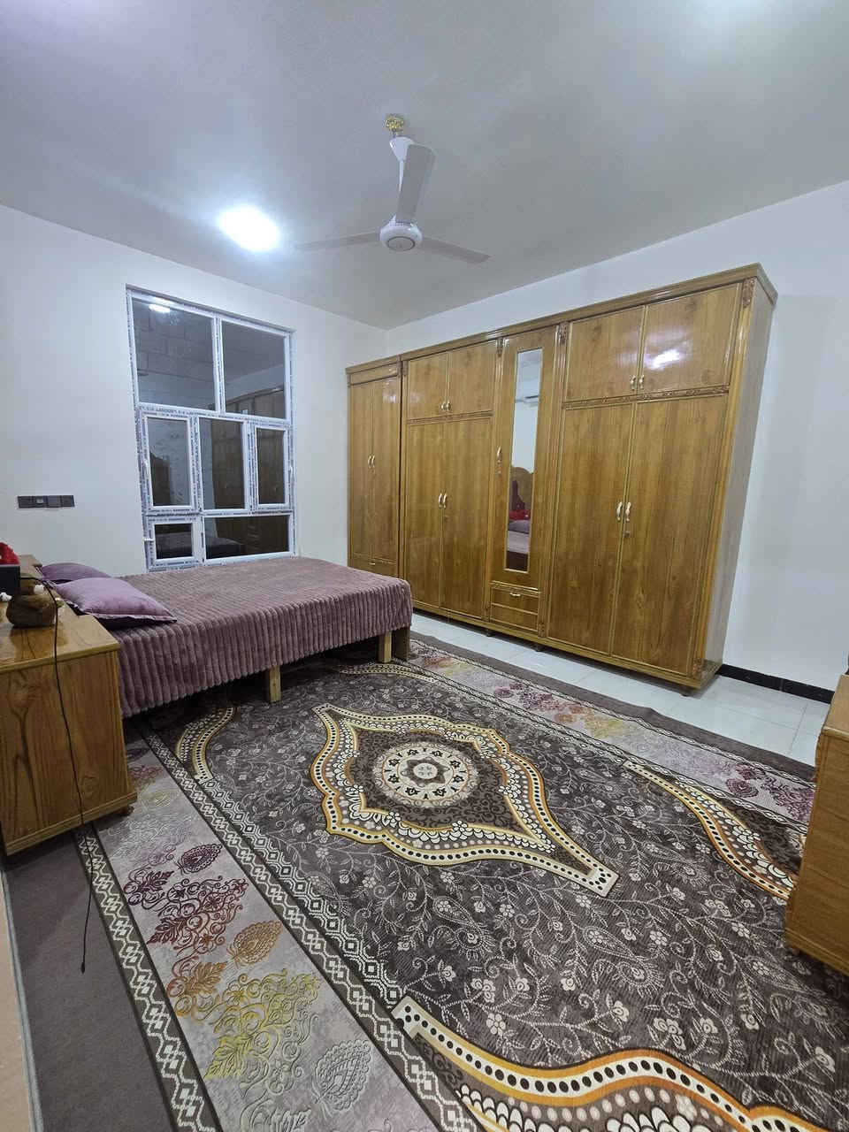 السلام عليكم دار للبيع حي ذويب ثاني ركن ركن مساحة 195 متر زراعي خدمات كاملة ماء مجاري كهرباء مولد تبليط واجهة 17متر غرفتين نوم 5×4//////مطبخ 4ونص×3ونص////استقبال6×4//// صالة 8ونص×4//////// صحيات داخل وخارج وخلف دار ايضااا//// ترك 13متر@×120//// لبيت كامل وخير من الله واحلة من صورة بعد  ارضية بورسلين درجة اولة جدار بورسلين لوح 120 يعني متصرف لوربع كامل مكمل ////اتريد ابيعك مأثث اتريد بدون اثاث بكيفك //گراج سيارة 45متر////بلوك شاهين/// شغل جديد واسف ع اطالة استفسار اكثر ***********///////معروض 72وبي مجال  اخوان غير متواجد ع فيس غير متواجد ع فيس  اتصل وبيك خير ودلل
