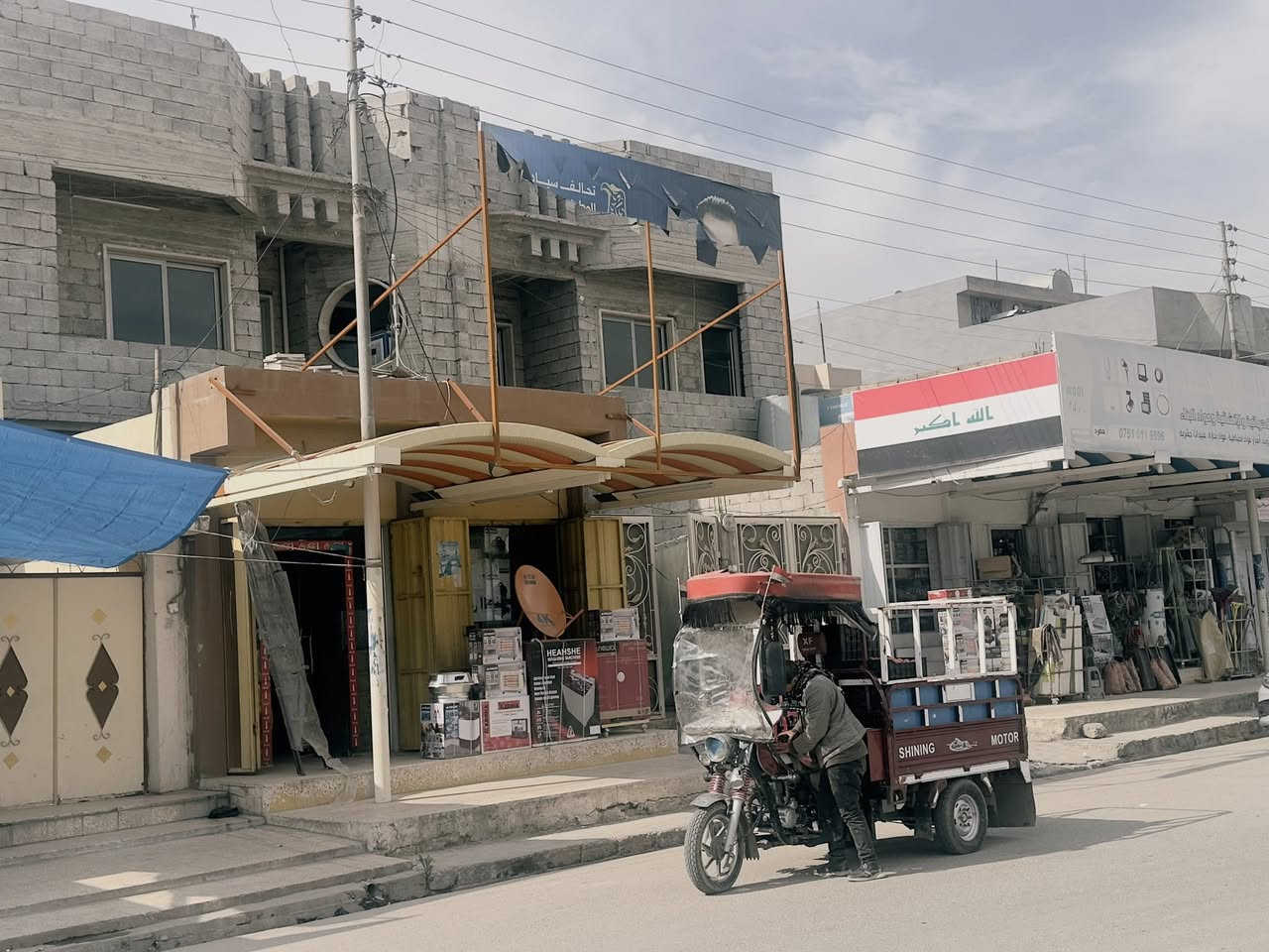 السلام عليكم بيتين للبيع نفس التصميم مساحه 340 كل بيت يحتوي على اربع غرف ثنين جوه وثنين بلطابق الثاني  سعر المتر 2250000 مليونين وربع محتاج مندوبين او مندوبات 
رقم تلفون ***********
