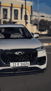 شيري تيكو 8برو هايبرد 
ماشية 2000كم 
العنوان بغداد 
السعر 285$ 
موديل. 2024
كلين تايتل -luxury 
المواصفات الأساسية:
النوع: سيارة SUV هجينة (Plug-in Hybrid).
المحرك: 1.5 لتر تيربو + محرك كهربائي.
القوة: 320 حصان (إجمالية).
عزم الدوران: 510 نيوتن متر.
ناقل الحركة: DHT (ناقل حركة مباشر هجين).
نظام الدفع: دفع أمامي.
سعة البطارية: 19.27 كيلو واط/ساعة.
المدى الكهربائي: 75 كم لكل شحنة.
استهلاك الوقود: حوالي 4 لتر/100 كم (في الوضع الهجين).
التسارع (0-100 كم/س): حوالي 7.6 ثواني.
المقاعد: 5 مقاعد (تتوفر بـ 7 مقاعد في بعض الفئات). 
التقنيات والميزات:
الشاشات: شاشة معلومات ترفيهية وشاشة عدادات رقمية مدمجة مقاس 24.6 بوصة.
نظام الصوت: نظام صوتي فاخر من سوني مع 8 أو 10 مكبرات صوت.
الشحن: شاحن لاسلكي للهواتف.
ميزات أخرى: كاميرا 360 درجة، فتحة سقف بانورامية، فتح وإغلاق كهربائي لباب الصندوق الخلفي، تشغيل بضغطة زر. 
السلامة والأمان:
الوسائد الهوائية: 6 وسائد هوائية.
أنظمة مساعدة السائق: نظام الثبات الإلكتروني، مساعدة الفرامل الطارئة، التحكم في نزول التلال، مراقبة ضغط الإطارات، مثبت سرعة ذكي. 

يمكنك الاتصال على الرقم 

***********
