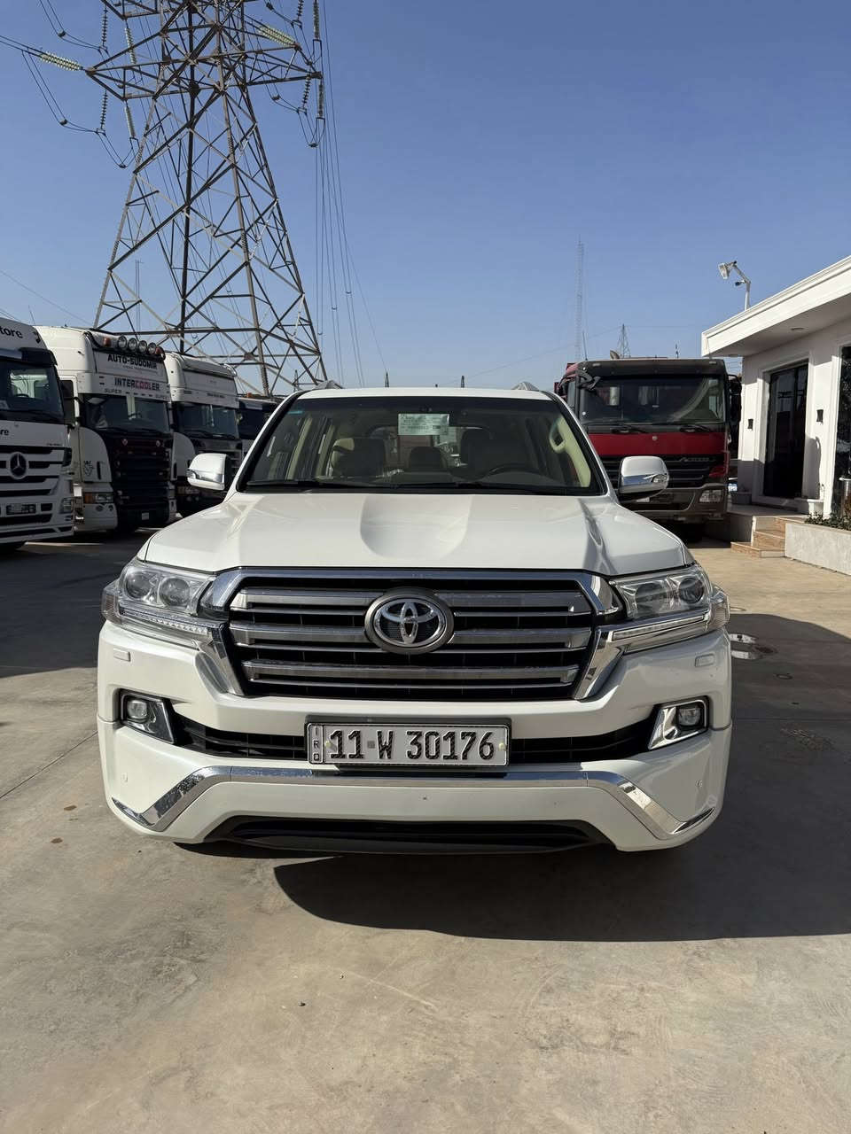 سلام عليكم لاندكروز 2016    للبيع رقمها بغداد بسمي تحويل ثاني يوم مكفولة كفالة عامة بيها شوية بارد بلصندوك فقط والباقي كلة مكفول 
ماشية 135الف 
السيارة فطيم موصفاتها GXR
مكان السيارة بغداد شارع فلسطين 
سعر السيارة 470ورقة 
الرقم للاستفسار ***********
