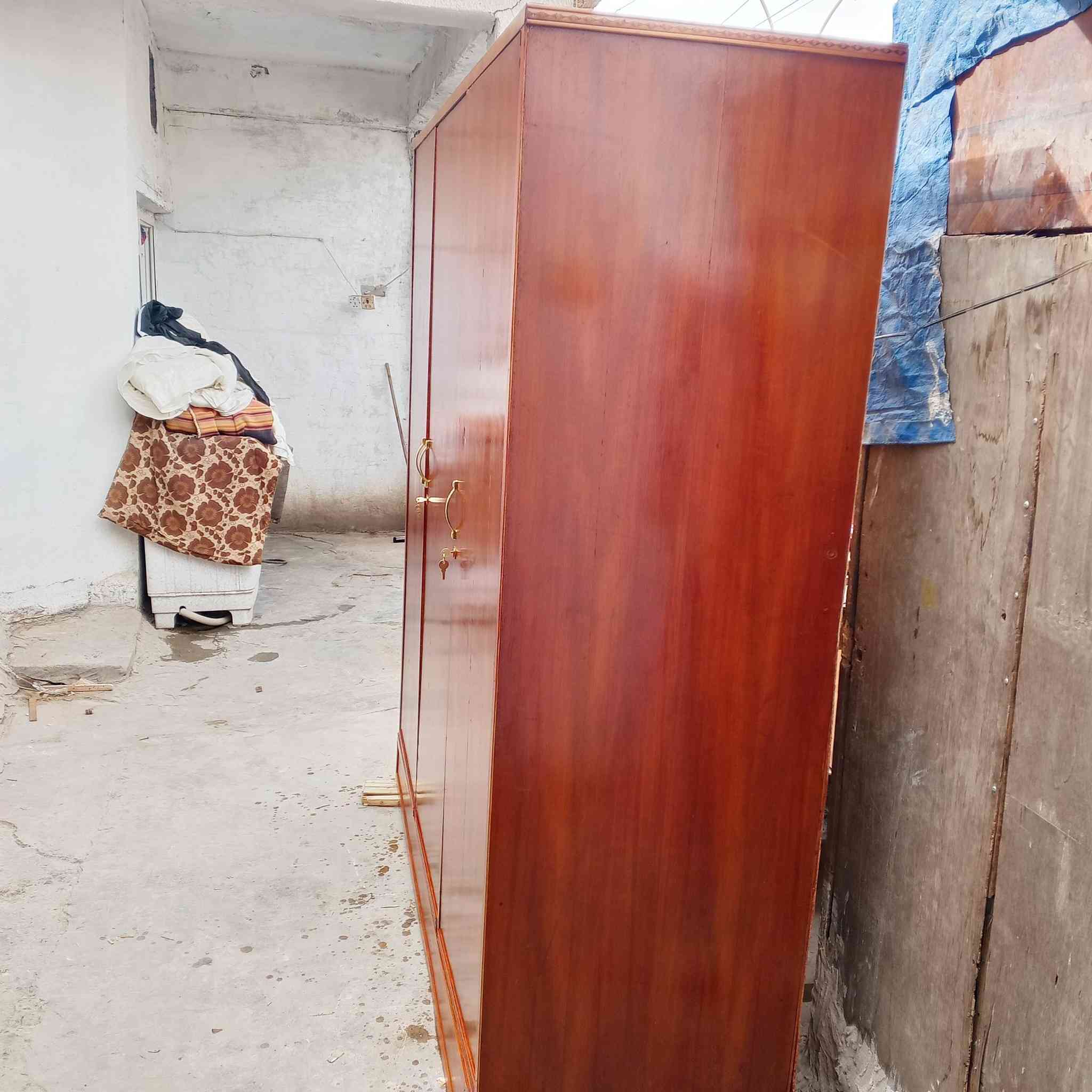 سلام عليكم كنتور للبيع حطاطه درجه اولى خشب ثكيل 3بوب سعره 200 مكان رمادي 5 كيلو شراي اتصل او خاص ***********
