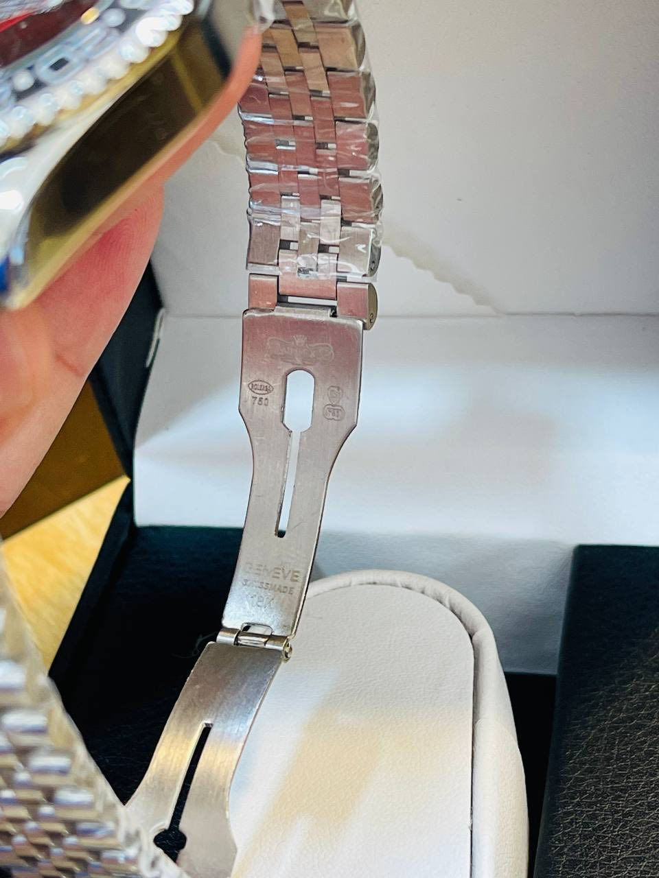ساعة روليكـس-ROLEX ✅
موديل كـوكاكـولا GMT   

- مينا احمر اسود متدرج 
- مكينة كوارتز 
- سير ستانلس ستيل 
- منفذ تاريخ شهري 
- رينك دوار دولي 
- مقاس 40mm
- دبل قفل ، 4 عقارب لامينوس
- مقاومة للماء
- الوزن 129 غرام 
- مختمة من كل مكان 

السعر : 25 ألف فقط


**إذا كنت صاحب هذا الإعلان وتريد حذفه لأي سبب، رجاءا أرسل رسالة إلى الدعم الفني**