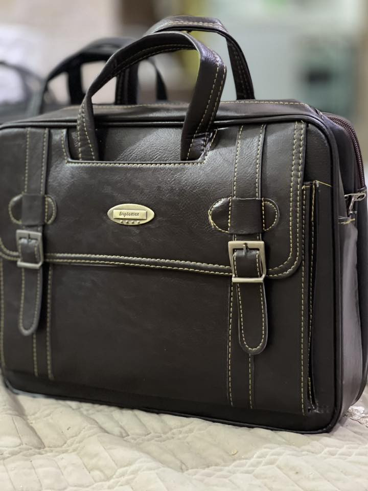 سلام عليكم 
تتوفر لدينا جميع أنواع حقائب الابتوب 
جودة عالية 
السعر 18 الف بس
يوجد لدينا توصيل لجميع محافظات العراق
للحجز واتساب *********** متوفر 24 ساعة
