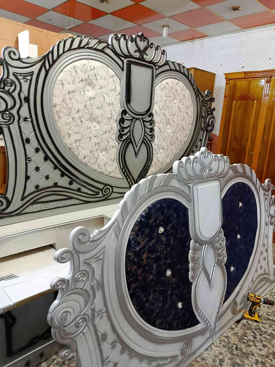 غرف سته ابواب عراقي جديد السعر مليون  200العنوان شارع المدينه  سوق الحديقه مقابل محلات البلديه الرقم. ***********
