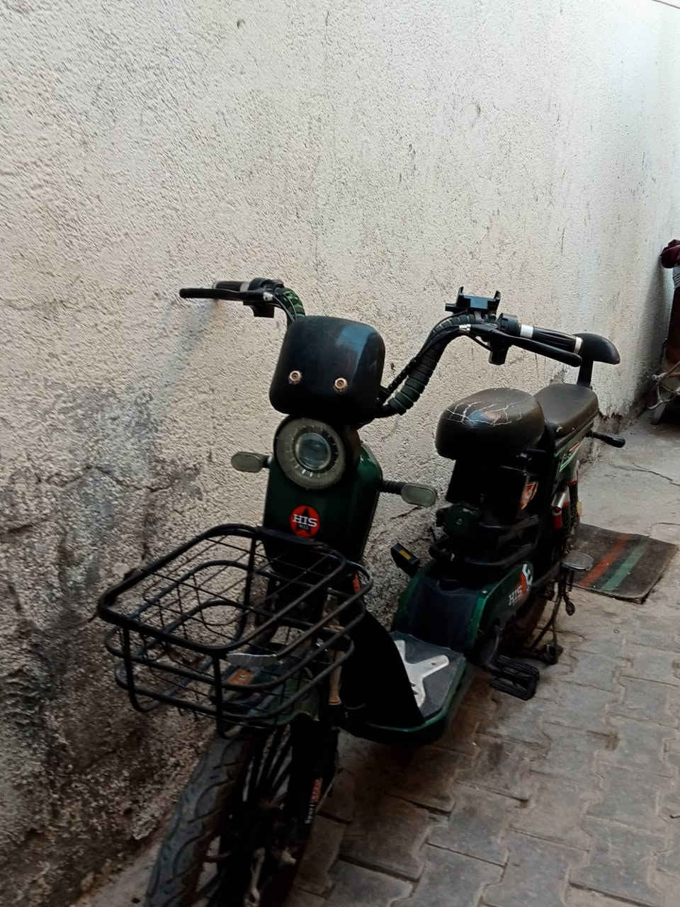 دراجه حلوه كلشي شغال بيه شاير صطاب وره والكهرباء يات كله شغاله مانقصه شي شوي ترتيب يراله انه روح بيه واجي وبل شحن تخبل حلوه ومشيه حلووو عنواني بصره سعر 200وبيه مجال ***********بس وتساب بي
