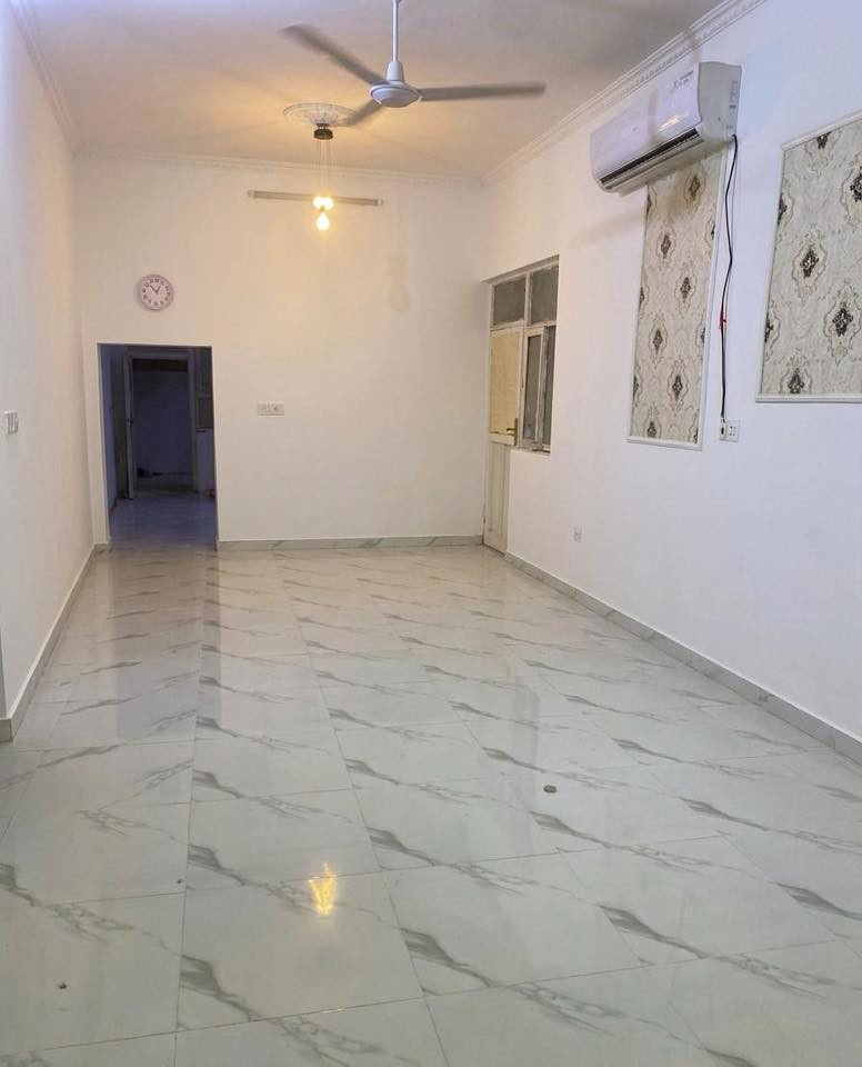 بيت للبيع مساحه ٣٠٠ متر  زراعي حي الكوفه الفرع مقابيل محطة حسن ملاغي ثالث بيت بداية الفرع يتكون من
دوانيه ٧*٤
طارمه وحديقه
صاله ٩*٤
غرفه ٦*٤
غرفتين٤*٥
مطبخ حار وبارد
 وصحيات خارجيه وداخليه
ومناور عدد٢

الاستفتسار عالرقم فقط
***********
