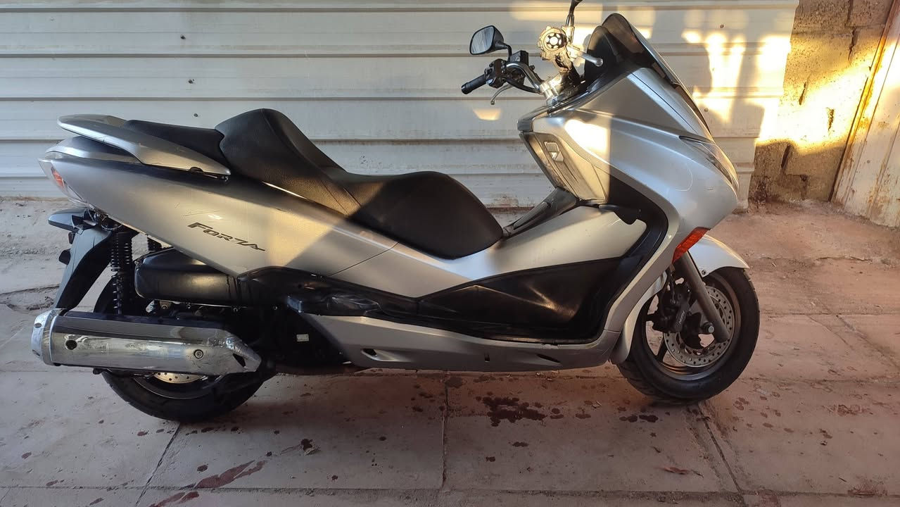 السلام عليكم فوزرة صفر عشرة للبيع علكت ولف ومن صلحته صار بيه صوت جكجكة بس ممأثر عليهة تمشي طبيعي السعر مليون ونص ***********
