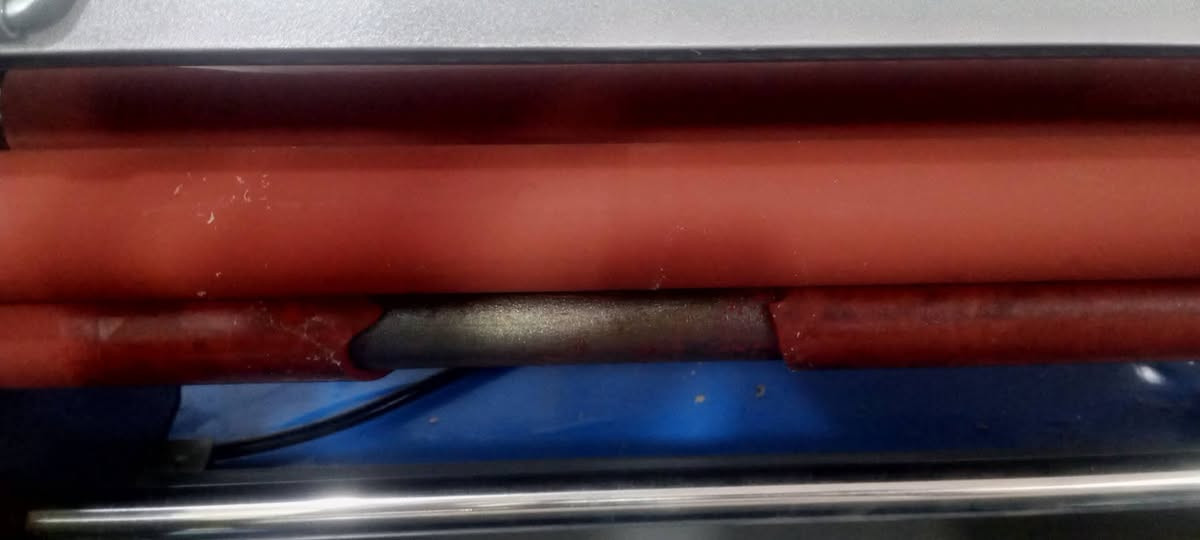 يتوفر جهاز سلفنة بحال ممتازة شغال بس بي رولة ضرر باللاستيكة

كما موضح بالصورة يراد استبدال

وعمل الجهاز تقديم وترجيع وضبط الحرارة

وايقاف ويشتغل سايد وسايدين كله شغال

السعر المطلوب 175 الف

بغداد الحرية الثالثة الدولعي داخل سوق الدولعي

***********
