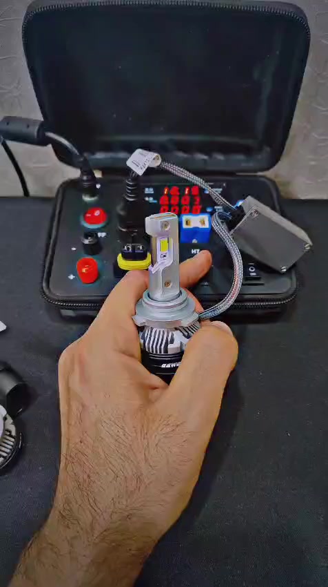 ليد ثلجي ماركة متوفر 9005 9006 9012
٧٥ واط حقيقي للتك و انارته واضحة بالفيديو و يوصلك ع الفحص 
ما عجبك يرجع اي استفسار خاص او واتساب ***********
