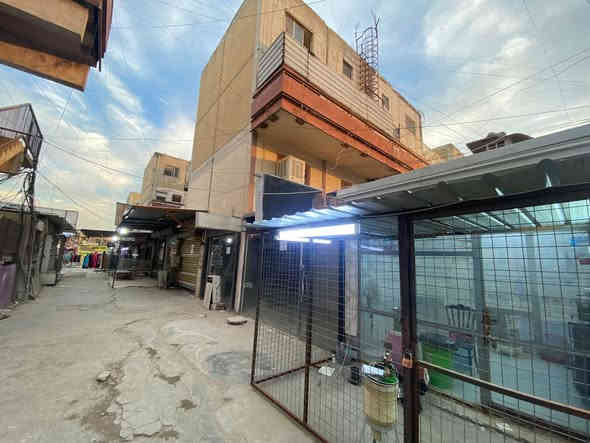 بناية تجارية مساحتها 127 متر للبيع موقعها الدورة شارع الصحة ملك طابو صرف باسمي الموقع تجاري صاير مركز المنطقة تحتوي 6 محلات مؤجرة للاستفسار عن الوارد و السعر الاتصال بالرقم ***********‬
