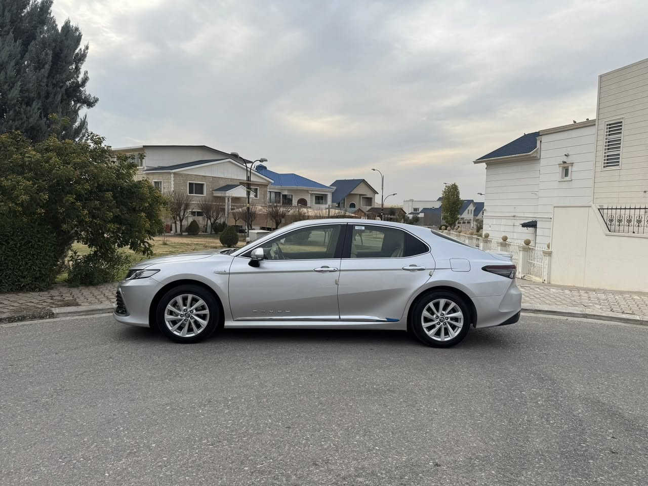 السلام عليكم للبيع او مراوس
كـامري GLE  وكالة عبد اللطيف جميل السعودي
السياره خليجي 
موديل 2024
ماشية 47 الف كيلو متر 
بيها بارد بل صندوق
والدوسة البلاستك صبخ 
السياره كامله من كل النواحي
عليها تخم تاير جديد 
رقم بغداد بأسمي 
للتواصل واتساب ***********
