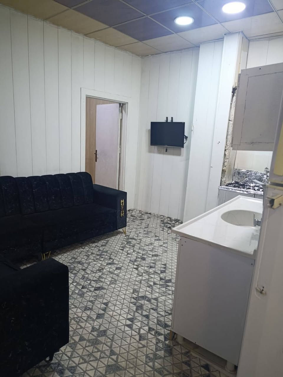 شقة #للايجار في برايتي قرب فاملي مول 
غرفتين و صالة
مؤثث كامل 
طابق الاول 
مصعد ٢٤ ساعة 
بدون تأمينات + ماي و كهرباء ٢٤ ساعة مجانية. 
ايجار #مناسب جدا 
يتأجر شهري و. سنوي 
اتصل *********** واتس اب
