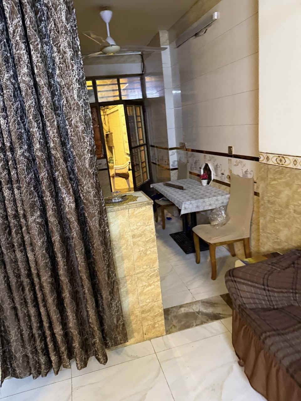 بيت للبيع مساحه 125 متر بناء حديث سنه2023 بأسم شخص واحد موقع مميز حي العامل 807 الفرع قبل دائره الكهرباء يحتوي الطابق الاول على كراج وخدمات ومدخلين وصاله ومطبخ وحولي وخدمات وغرفه نوم والطابق الثاني غرفتين نوم الواجهه 6 متر وربع والنزال 20 متر السعر 250 مليون للاتصال والاستفسار مكتب محمد الساعدي مقابل مول الحياه ***********
