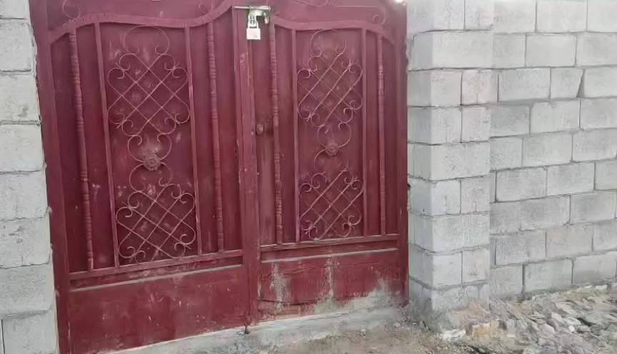 للبيع بيت حواسم في حي النداء قرب جامع الإمام الحسن 
مساحه ١٨٠متر بناء قبل شهرين مثل ماواضح بالفيديو 
السعر 14وبيه مجال ***********
