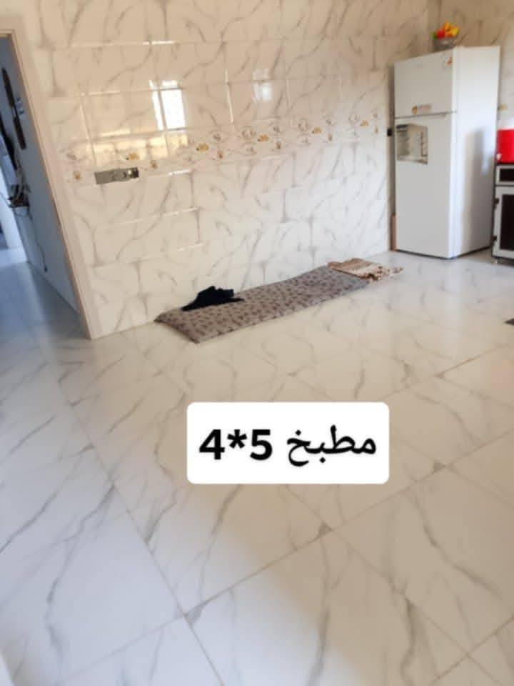 سلام عليكم بيت للبيع مساحه 240م
الموقع 📍منطقة سادة بعويزه قرب حي الحدباء
تفاصيل البيت..
غرفتين نوم 5*4
ستقبال 7*5
هول6*4
مطبخ5*4
گراج 9*5
حديقه 4*4
صحيات خارج وداخل البيت مدخل واحد بناء حديث البيت مابي قصره من كل النواحي. تجي وتشوفه.  للاستفسار *********** .*********** او مراسلة خاص وتحياتي لجميع ❤️
