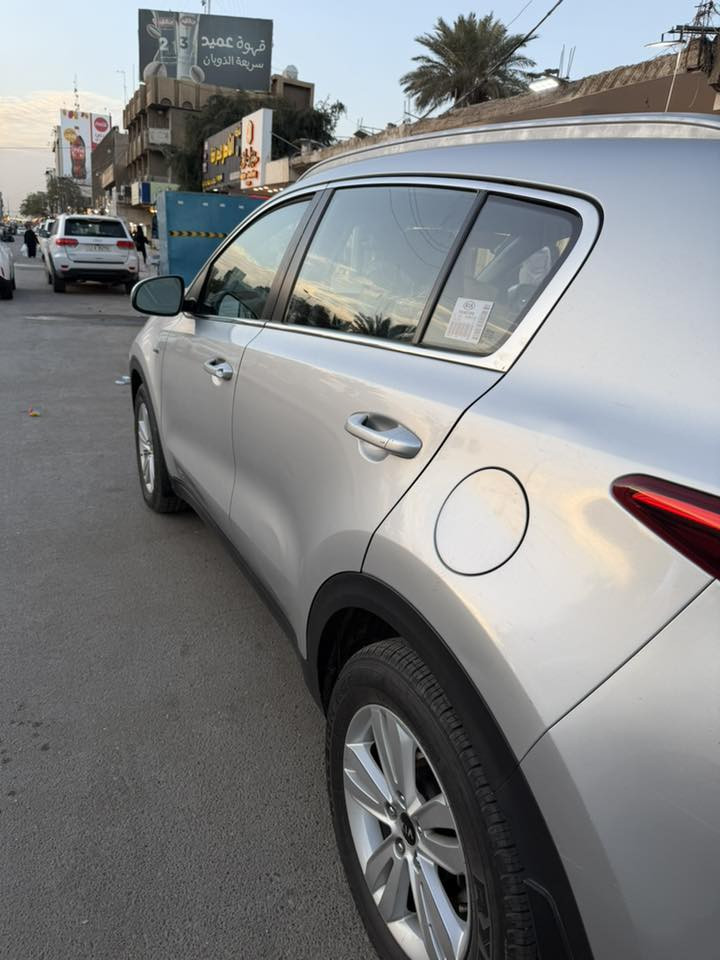 السلام عليكم 
كيا سبورتج للبيع موديل 2017 , فقط بنيد مبدل بيها والسونار مرفق بالمنشور 
المواصفات 
شاشة ، كاميرا ، كشنات تدفئة ، درايف مود ، نزول منحدرات ، كروس مثبت سرعة تحكمات ستيرن ، مانع انزلاق 
فقط الحرك ينقص 
السعر ١٤٢$ وبيها مجال 
رقم الهاتف ***********
