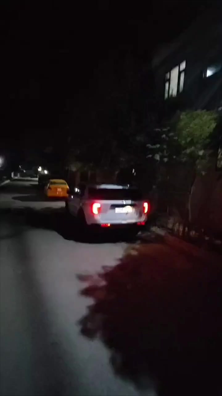 فورد ئيكس بلور پوليسي موديل 2022   پشت و پيش كه بس دوو ده رگايي گوراوه به بيلادي  هه موو گياني به شه رت بي ته قه و ره قه يه ك گلوب ناو ده ش بول ئيش ناكات. سه ياره كه به پاكي ماوه ته وه. 4تايه ي لوكي له ژيره      ژم(‏‪***********‬‏)(‏‪***********‬‏)نرخ 2ده فته ر مجال
