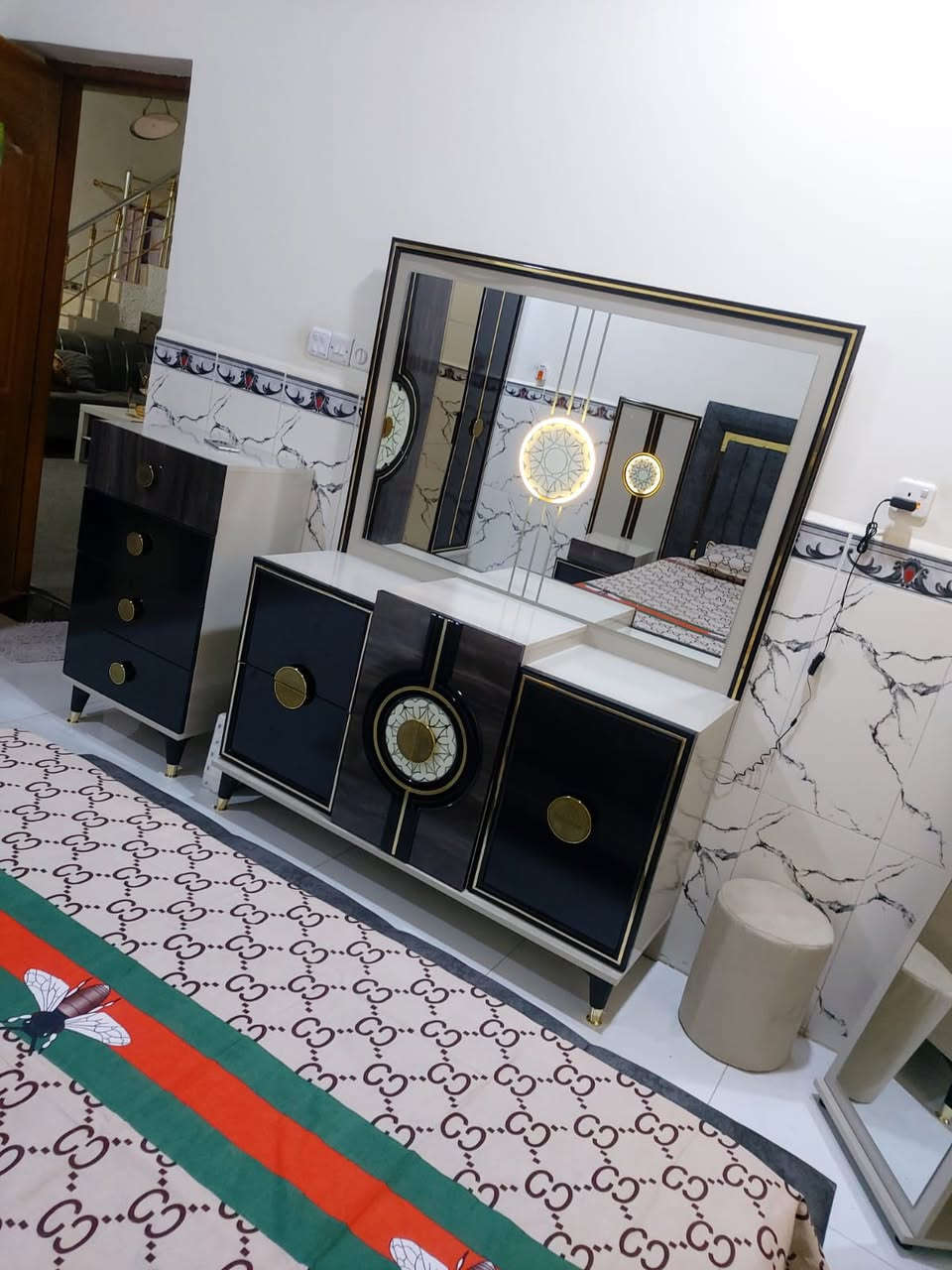 غرفة تركي درجه اولى 9 قطع جديده زلغ ما بيها ماخذتها مليونين بس قياسها طلع كبير اريدها مليون و 600 العنوان البصره القديمه منطقة السيمر قرب جامع الفقير رقم ***********
