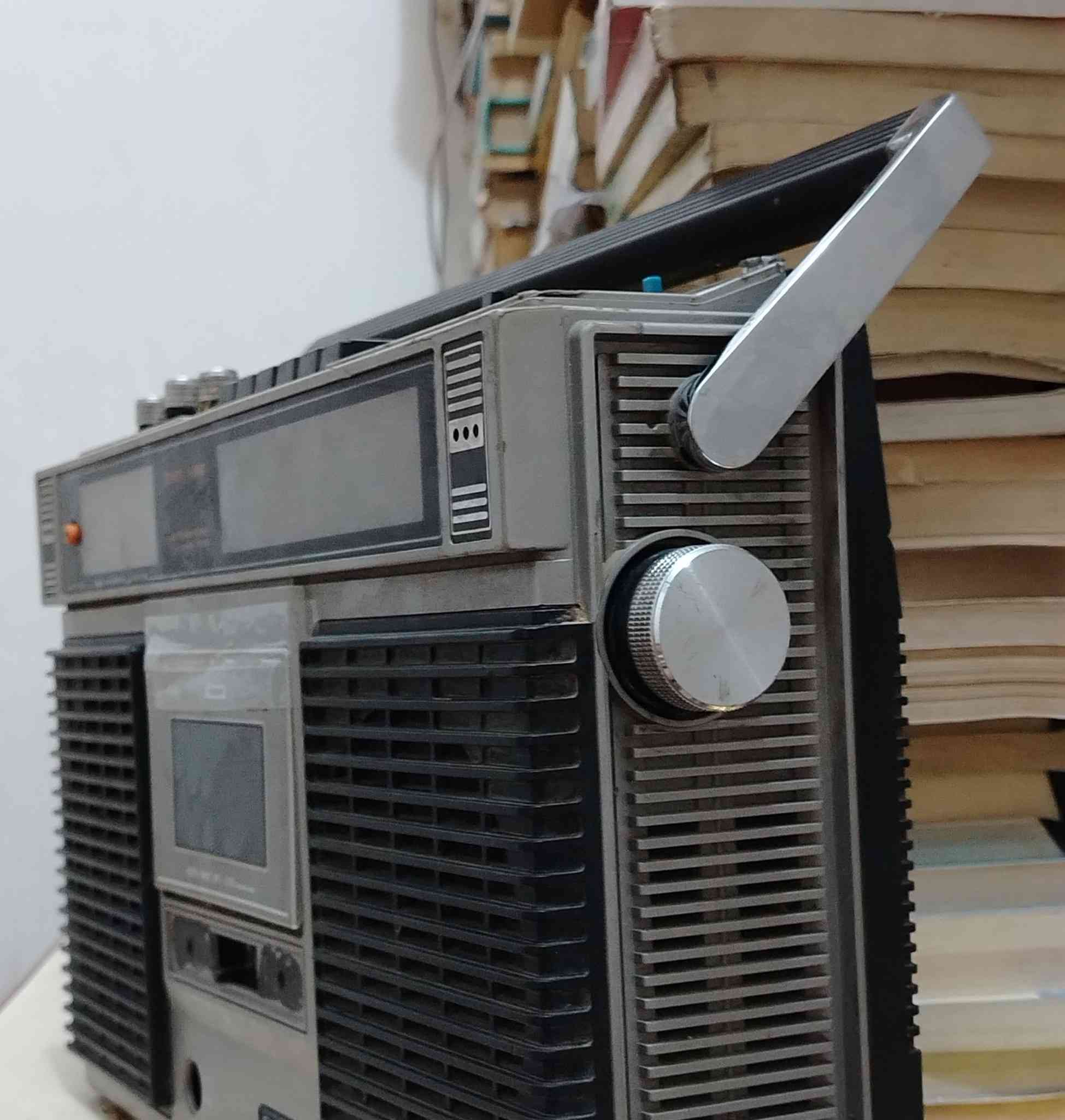 راديو وكاسيت تراثي أصلي من شركة سانكي اليابانية
Sankei Stereo 4 Band Radio Cassette Recorder
موديل TCR-909
صناعة يابانية – بداية الثمانينات تقريبًا (1980)
يعمل على الكهرباء والبطاريات
يحتوي على 4 موجات راديو FM / MW / SW
قطعة كلاسيكية نادرة مناسبة لهواة الأجهزة التراثية والديكور
�
Radiomuseum +١
الحالة: 
يشتغل /  (فقط وشوشة ) ماعرف شنو بي،
نقصقطة بداية الاريل، تقييم


**إذا كنت صاحب هذا الإعلان وتريد حذفه لأي سبب، رجاءا أرسل رسالة إلى الدعم الفني**