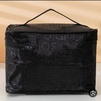 حقيبة مكياج • أسود