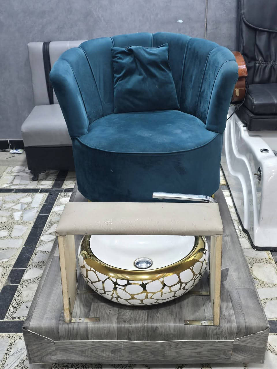 بدكير شغل نجار مو سوكي يعني لو وزن ٢٠٠ تصعد عليه مراح ينكسر نظيف كلش كلش كلش السعر ٢٠٠ 
طبعا هذا لون الخشب الاصلي بس اني غلفته الي يريد يتركه هيج او يبقي كلش طبيعي 
العنوان الدوره سوق الاثوريين ***********
