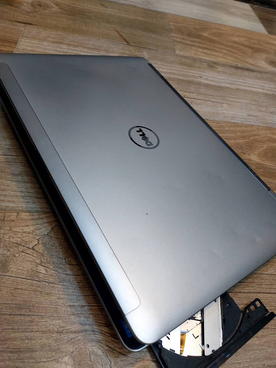 تدور ع لابتوب للدراسةوالبرامج المكتبية والحسابية حجم شاشة كبير الك هاي .
قطع محدوة وبسعر ثابت 160الف دينار وتوصيل مجاني

Dell E6540 Ci7
Core i7-4600M
8GB  DDR3 RAM
256GB SSD2.5 HARD
15.6 screen 
Back-light Ar-En 

يمكن للزبون فحص اللابتوب وتشغيله والتأكد من المواصفات قبل استلام اللابتوب.

العنوان بغداد شارع الصناعة مجمع الرياش مكتب اليسر للتواصل والحجز ***********
